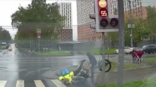 Yemək daşıyan velosipedçi uşaq arabasına çırpıldı - ŞOK VİDEO 