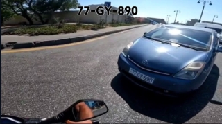 Stop nişanında dayanmayan "Prius" motosiklet sürücüsünü qorxuya saldı  - VİDEO