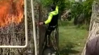 Yol polisi vətəndaşın evini yanğından xilas etdi – Video