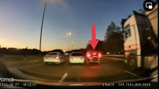 Yolun ortasında dayanan "Prius" sürücüsü qorxulu anlar yaşatdı - VİDEO