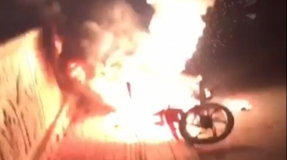 Goranboyda motosiklet divara çırpılıb yandı