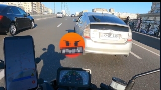 Taksi sürücüsü motosikletə 2 dəfə qəza şəraiti yaratdı - VİDEO