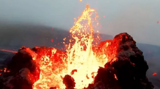 Tanınmış bloqer İslandiyada püskürən vulkanı dronla çəkdi   - VİDEO