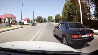 Qayda pozan sürücü digər sürücünü yolundan edib qarşı yola çıxardı  - VİDEO