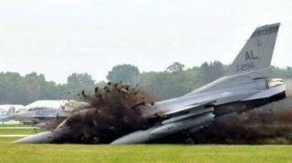 Aviabazaya enişə keçən “F-16 Viper” qəzaya uğradı 