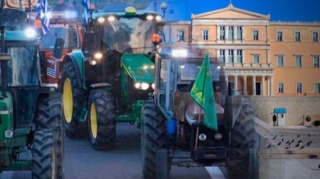 Yunan fermerlər etiraz əlaməti olaraq traktorlarla Afinaya gediblər  - VİDEO