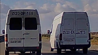 Magistral yolda "hoqqa verən" mikroavtobus sürücüləri:  Yol polisini görüb...  - VİDEO