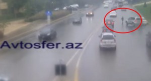 Bakıda mini “yubkalı” qız görəndə qəzaya düşən sürücülər - Real VİDEO