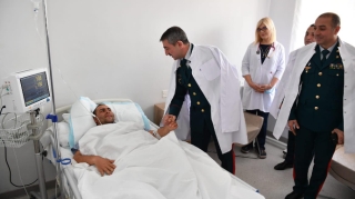 Elçin Quliyev yaralı hərbçimizi ziyarət etdi   - FOTO