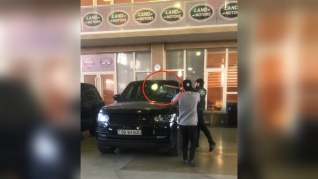 Bakıda servisin işçisi bahalı "Range Rover"in şüşəsini sındırdı - VİDEO