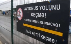 Bu ərazidə piyadalar avtobusların yolu ilə hərəkət edir - TƏHLÜKƏ - VİDEO