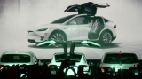 «Tesla» maşınlarında “avtopilot” funksiyasına start verildi - VİDEO
