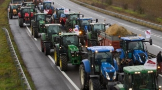 Etirazçı fermerlərin traktorlar karvanı Aİ sammiti günü Brüsselə daxil oldu - VİDEO 
