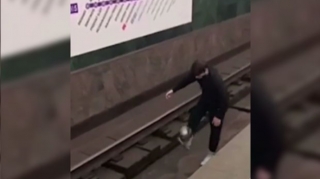 Metroda relslərin üstündə topla oynadı  - VİDEO