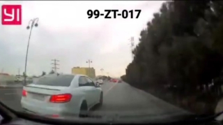 Kameraya çəkən sürücü qayda pozdu, qarşısındakı isə "avtoşluq" etdi  - VİDEO