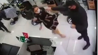 Bakıda polis qadına qarşı zorakılıq edb əl-qol atdı, sonra da cərimələdi  - VİDEO