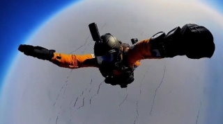 Rus paraşütçülərdən dünya rekordu:  10,500 metrdən belə tullandılar – VİDEO 