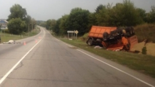 Ata çırpılan "Kamaz" yol kənarına aşdı;  sürücü öldü  - FOTO