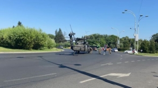 ABŞ-ın hərbi helikopteri Buxarestin mərkəzinə qəza enişi etdi  - FOTO - VİDEO