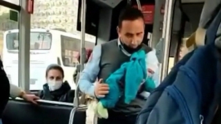 "BakuBus"ın sürücüsü avtobusu saxlayıb körpəni sakitləşdirdi - VİDEO 