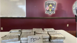 Polis təhsil nazirinin kabinetində 50 paket kokain tapdı
