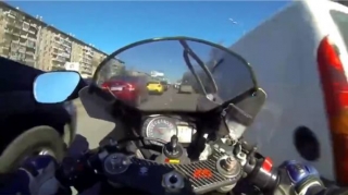 Moto sürücüsünün çətin anları kameraya düşdü  - VİDEO