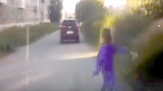 Küçədə oynayan qız özünü avtomobilin altına atdı - VİDEO 