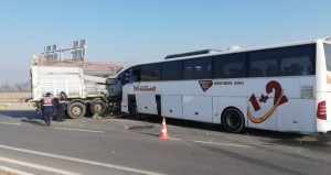 Sərnişin avtobusu TIR-la toqquşdu: 2 ölü, 20 yaralı - FOTO