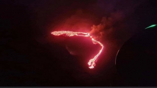 İslandiyada vulkan püskürdü - VİDEO