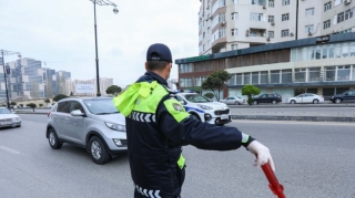Yol polisi bu qaydanı pozan sürücülərə XƏBƏRDARLIQ ETDİ   - FOTO