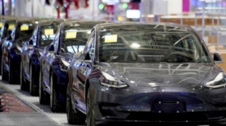 “Tesla” iki milyondan çox avtomobilini geri çağırır