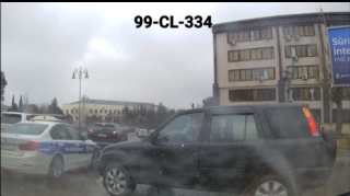 Yol polisinin gözü qarşısında yolu kəsən sürücü cərimələndi  - VİDEO