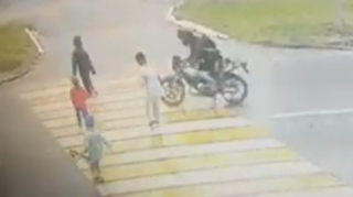 Polis piyada keçidində 7 yaşlı qızı vurub qaçan motosikletlini axtarır - VİDEO