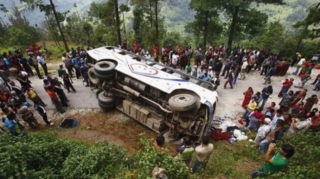 Sürətlə idarə olunan avtobusun təkəri yerindən çıxdı;  18 nəfər öldü - FOTO 