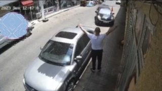 "Prius" sürücüsü ona qucaq açan dostunun maşınını vurdu  - VİDEO