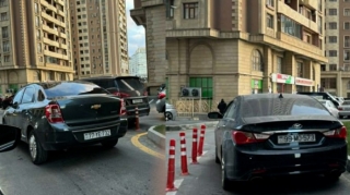 Bu kompleksin parkinqində yer yoxdur: Sürücülər yolda parklanır    - FOTO