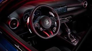 "Alfa Romeo" sürücülərə iri ekranların lazım olmadığını müəyyən edib 