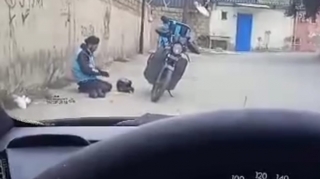 Bakıda moped sürücüsündən ibrətli hərəkət - VİDEO 
