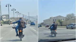 Prospekt boyu bir ayağıyla  mopedi idarə edib “şou” göstərən  sürücü  - VİDEO