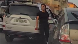 Sumqayıtda xanım sürücü “parkovşiki” döydü – ANBAAN VİDEO 