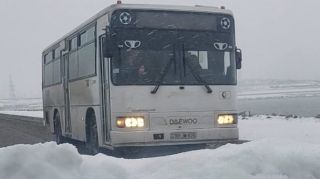 Avtobusu qarlı havada əks yolla sürən sürücü CƏZALANDIRILDI - ANBAAN VİDEO 