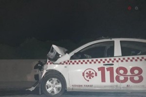 Bakı-Sumqayıt şossesində idarəetməni itirən taksi sürücüsü qəza törədib - VİDEO