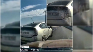 Qayda pozan “Prius”  avtomobilin güzgüsünü vurub qaçdı  - VİDEO