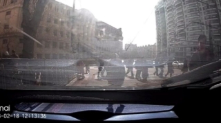 Bakıda taksi sürücüsü xanım sərnişini maşından düşürtdü: Mübahisə yarandı  - VİDEO