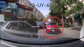 Qabağa düşmək istəyən sürücü "protiv" sürüb yolu kəsdi - VİDEO
