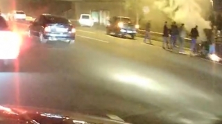 Mərdəkan yolunda maşın yandı  - Sürücülər 110-luq yolda dayanıb seyr etdi - VİDEO