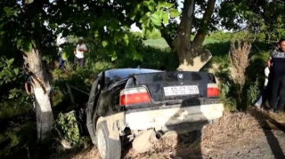 Xaçmazda idarəetmədən çıxan avtomobil ağaca çırpıldı   - VİDEO