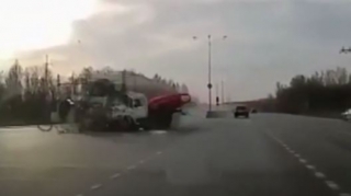 Yolayrıcında dəhşətli qəza:  avtomobil "TIR"la yük maşınının ortasında qaldı  - VİDEO