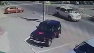 Toy karvanına qatılan avtomobilin sürücüsü iki qızı vurub qaçdı  - VİDEO