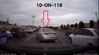 Sola dönən sürücü zolağı düzgün seçmədiyi üçün yolu kəsdi   - VİDEO